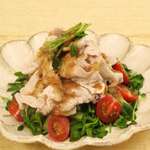 「豆苗と豚しゃぶのごま風味サラダ」のレシピ動画