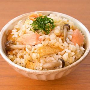 「鮭としめじの炊き込みごはん」のレシピ動画