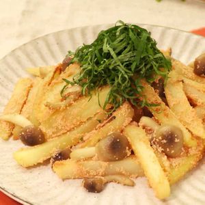 「じゃがいもとしめじのたらこバター炒め」のレシピ動画