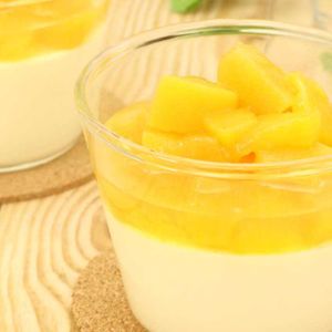 レアチーズ 黄桃ソースがけ