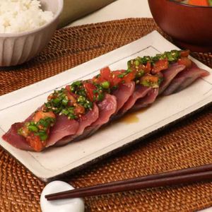 「かつおのにらトマトだれ」のレシピ動画