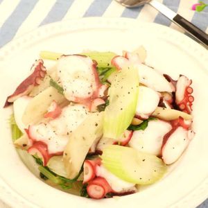 「たことセロリのガーリック炒め」のレシピ動画