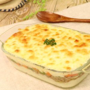 「彩りひき肉とじゃがいもの重ね焼き」のレシピ動画