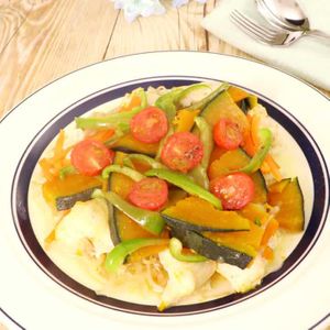 「鶏と彩り野菜のレモン蒸し焼き」のレシピ動画