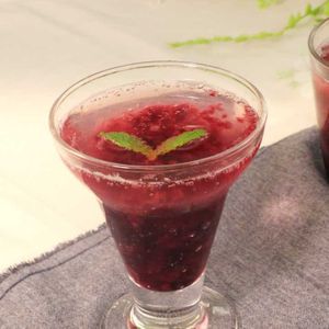 「ミックスベリーの炭酸ゼリー」のレシピ動画