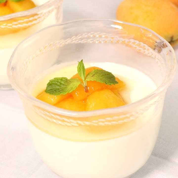 ヨーグルトゼリー　びわのコンポート添え