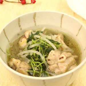 「鶏もも肉と豆苗の中華スープ」のレシピ動画