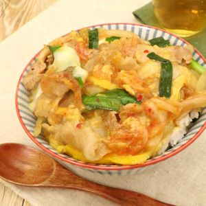 「豚肉とキムチの卵とじ丼」のレシピ動画