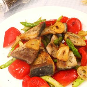 「ぶりのにんにく黒胡椒焼き」のレシピ動画