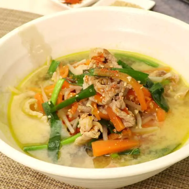 たっぷりもやしの豚だしスープ