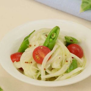 「新玉ねぎとスナップえんどうの粒マスタードサラダ」のレシピ動画