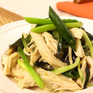 「蒸し鶏とわかめの中華風サラダ」のレシピ動画