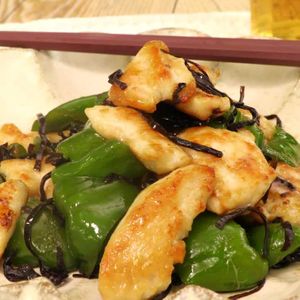 ピーマンと鶏ささみの塩昆布炒め