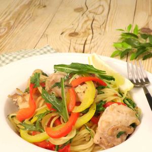 「チキンのエスニックパスタ」のレシピ動画