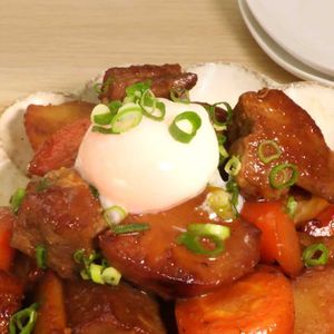 「豚肉とじゃがいもの甘辛煮温玉乗せ」のレシピ動画