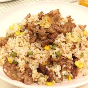 「牛肉とコーンのガーリックライス」のレシピ動画