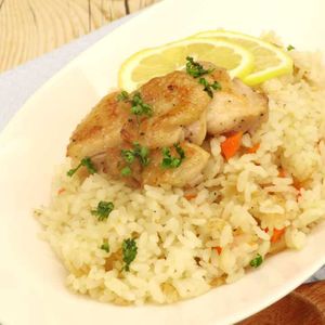 「レモンチキンの塩バターピラフ」のレシピ動画