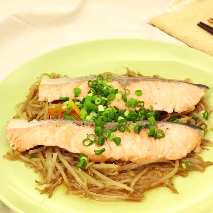 鮭ともやしの蒸し煮