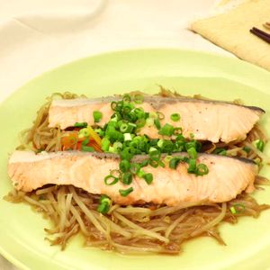 鮭ともやしの蒸し煮