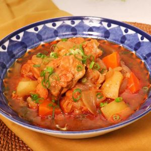 「手羽元の旨辛煮」のレシピ動画