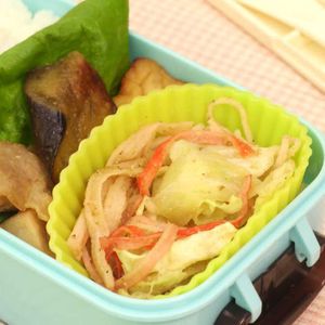 「カニかまぼことキャベツの塩ごま油和え」のレシピ動画