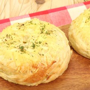 「オニオンチーズベーグル」のレシピ動画