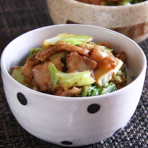 「豚肉とキャベツのごまみそ丼」のレシピ動画