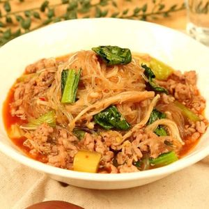 「豚ひき肉と春雨のピリ辛煮」のレシピ動画