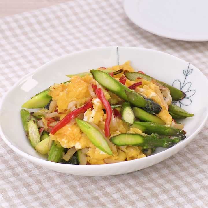 かにかまぼことアスパラの卵炒め