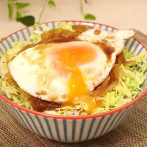 「目玉焼きでしょうが焼き丼」のレシピ動画
