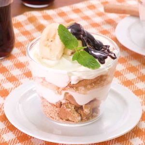 「バナナとビスケットのパフェ」のレシピ動画