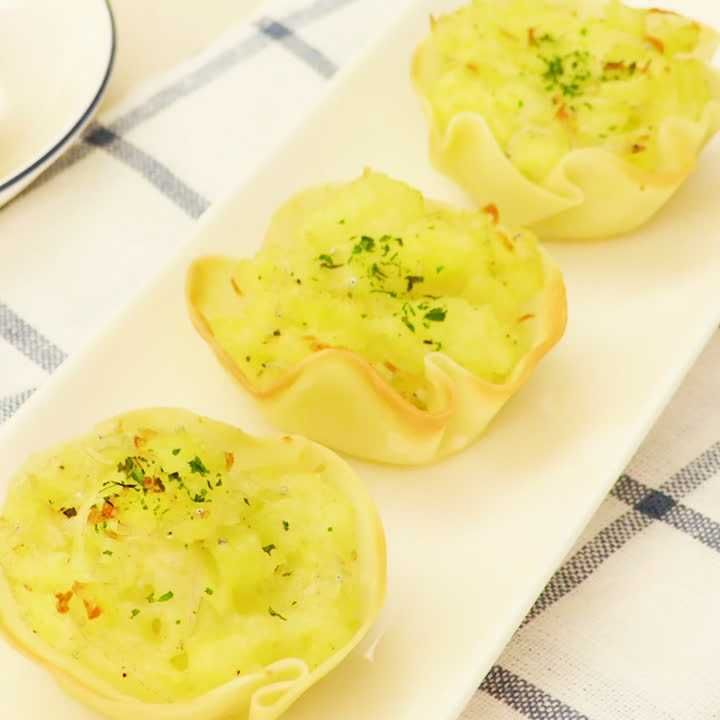 餃子の皮でじゃがしらすカップ