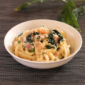 「うどんカルボナーラ」のレシピ動画
