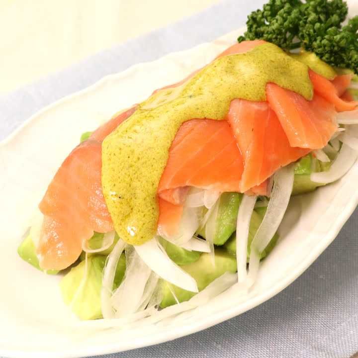 サーモンとアボカドのカレー風味サラダ