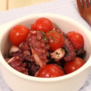 「たことミニトマトのガーリック炒め」のレシピ動画
