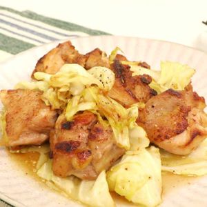 「キャベツと鶏肉のガリバタ炒め」のレシピ動画