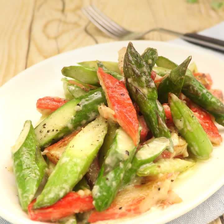 カニかまぼことアスパラのみそマヨ炒め