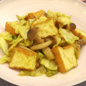 「キャベツと厚揚げのカレー炒め」のレシピ動画