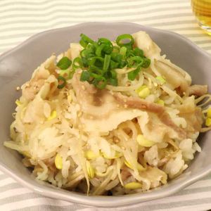 「豚バラと豆もやしの炊き込みご飯」のレシピ動画