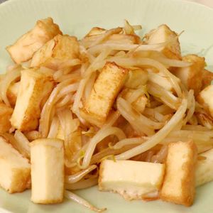 厚揚げともやしのしょうが炒め