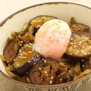 「甘辛なすとねぎの炒め丼」のレシピ動画
