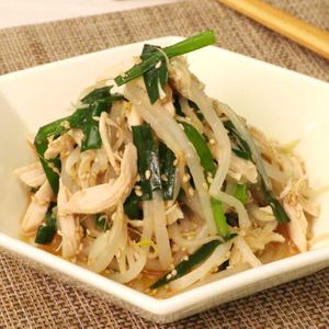 「蒸し鶏とにらの香味だれ和え」のレシピ動画