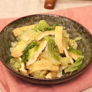 「キャベツと油揚げの明太子煮」のレシピ動画