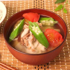 「オクラとトマトの塩豚汁」のレシピ動画