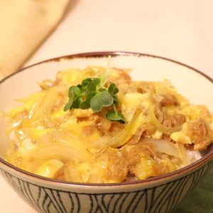 「ツナ玉ねぎの卵とじ丼」のレシピ動画