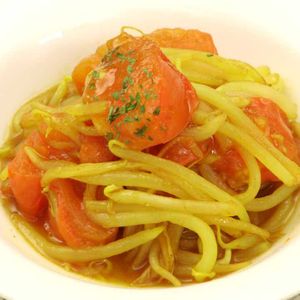 「もやしとトマトのカレーしょうゆ和え」のレシピ動画