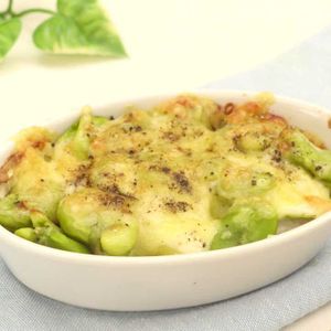 「そら豆と玉ねぎのチーズ焼き」のレシピ動画