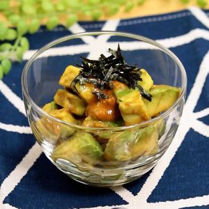 「ウニとアボカドの和え物」のレシピ動画