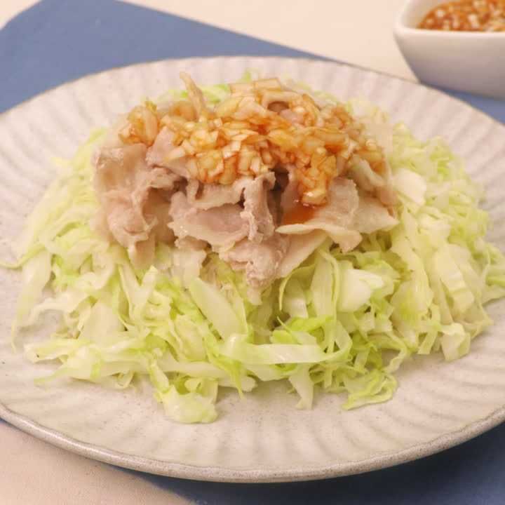キャベツのねぎ豚ラー油のせ