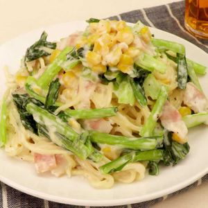「小松菜とベーコンのクリームパスタ」のレシピ動画